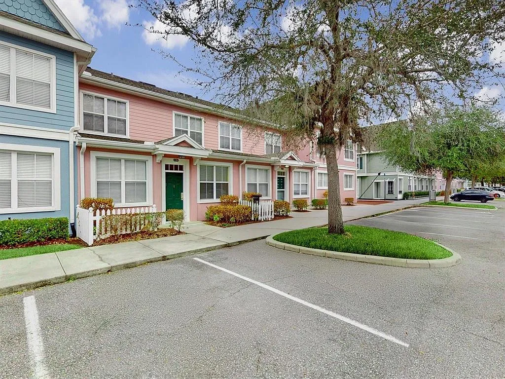 3 bed, 2.0 bath, 1296 sqft, $2,000 — Photo 3