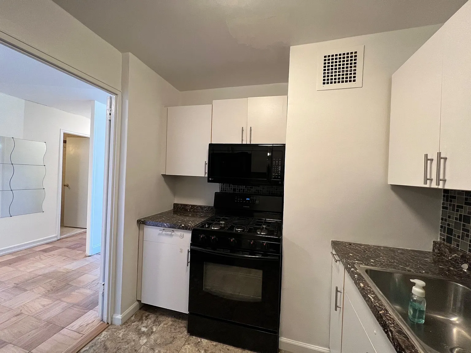 1 bed, 800 sqft, $2,300 — Photo 2