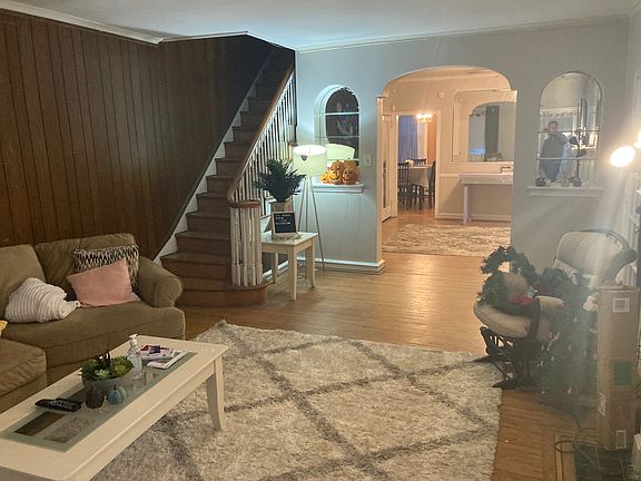 3rd image of 5733 Woodbine Ave
