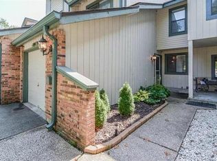 12126 Rush Creek Way, Maryland Heights, MO 63043