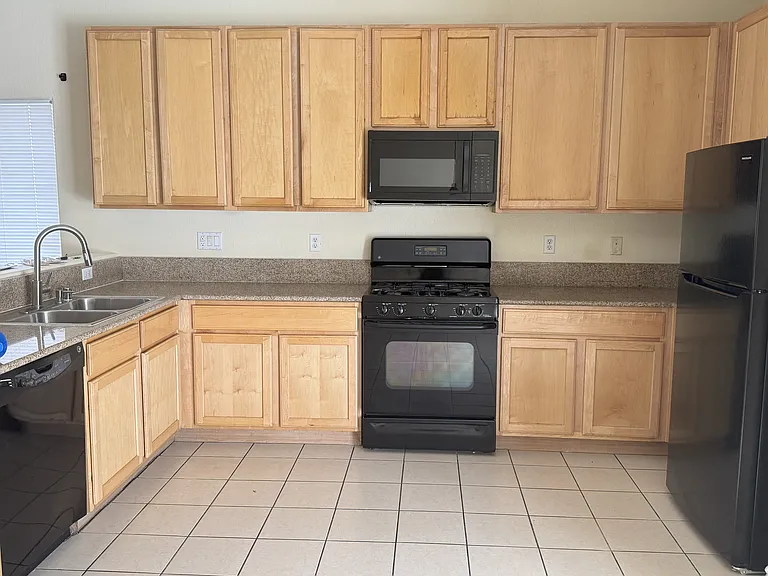 329 Sierra Breeze Ave — Photo 3
