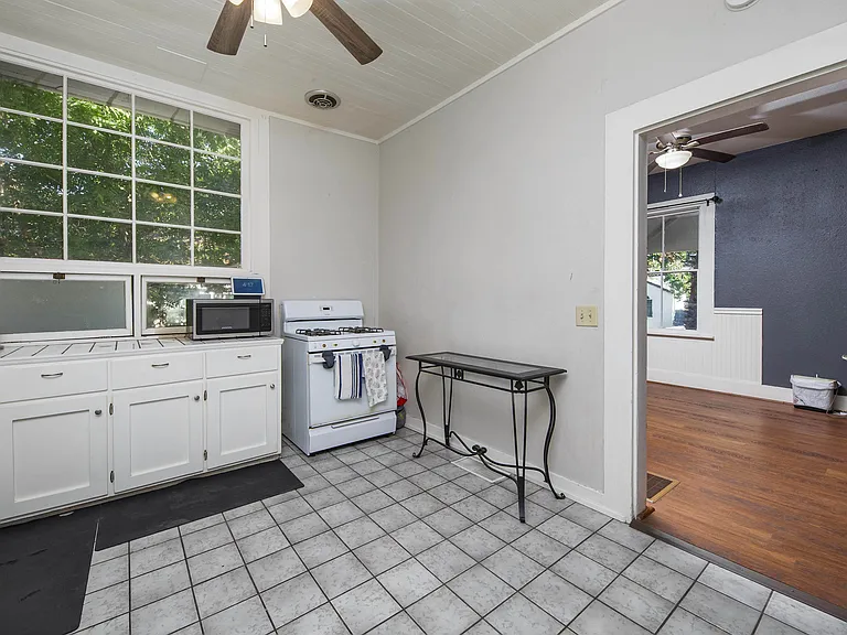 303 E Arcade St — Photo 10
