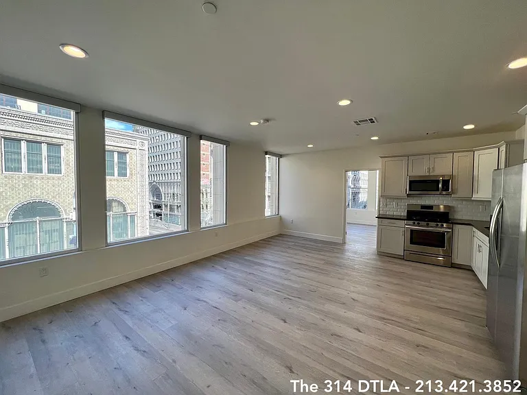 314 W 6th St #305 — Photo 2