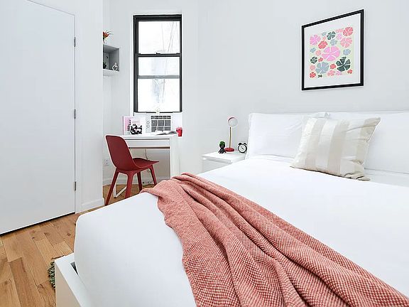 5th image of 323 W 42nd St #2