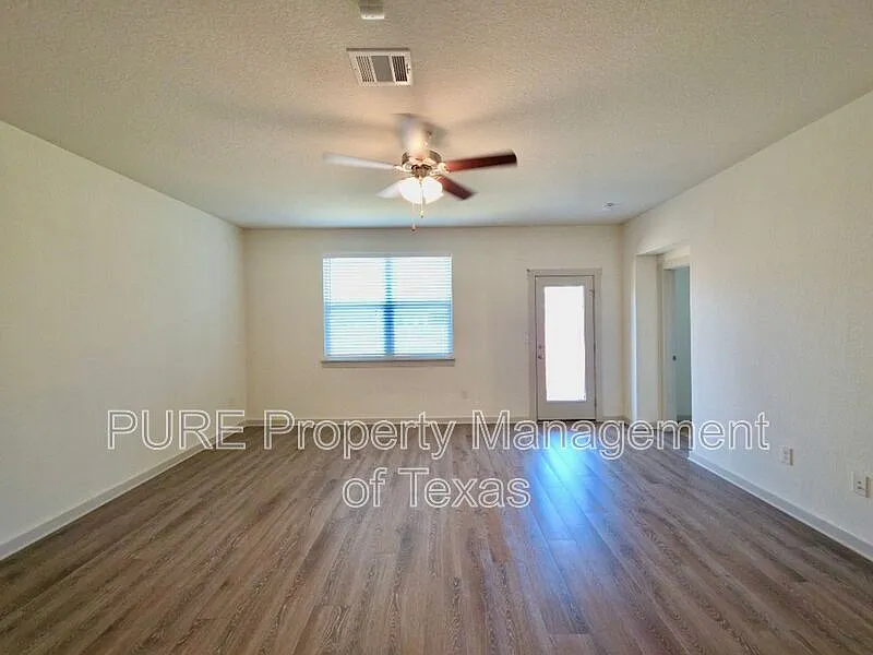 4 bed, 2.0 bath, 2017 sqft, $1,995 — Photo 2