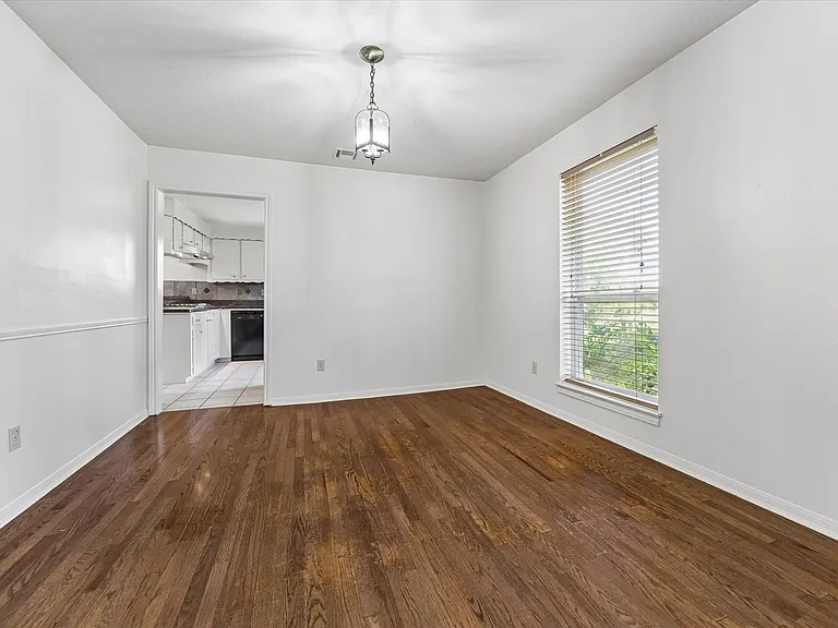 3232 Parkwood Dr — Photo 5