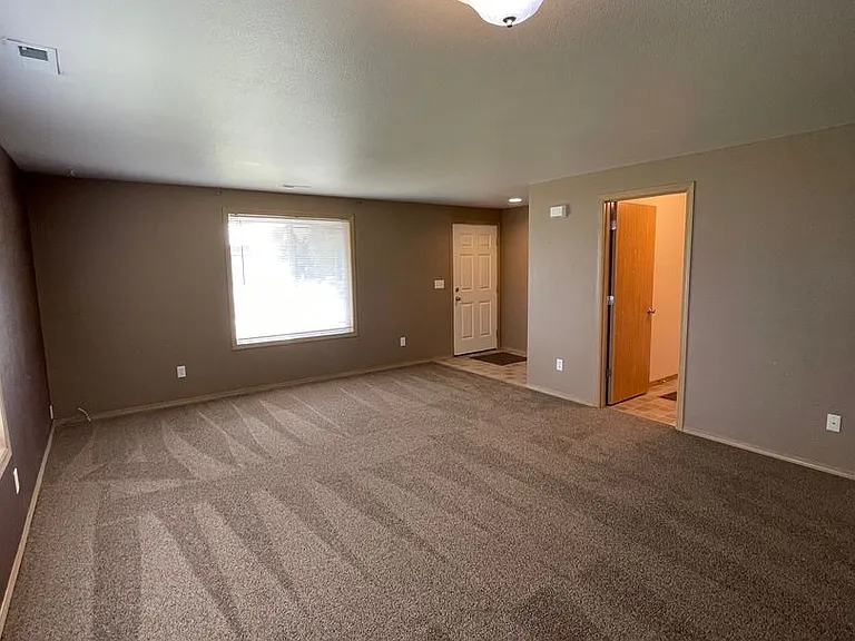 1900 Leanne Ave — Photo 7