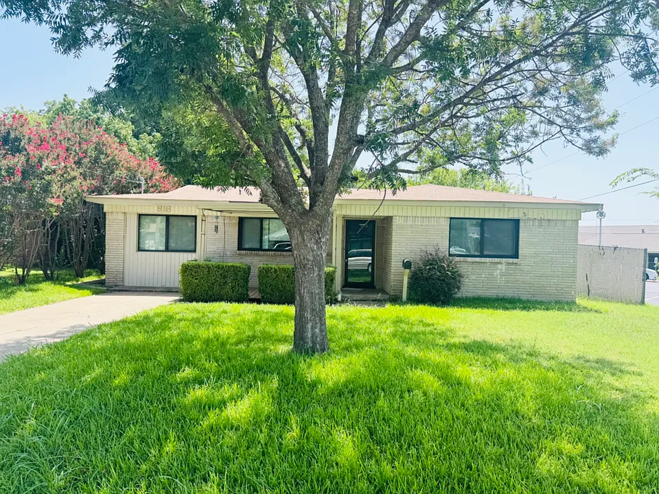 816 Lakeside Dr