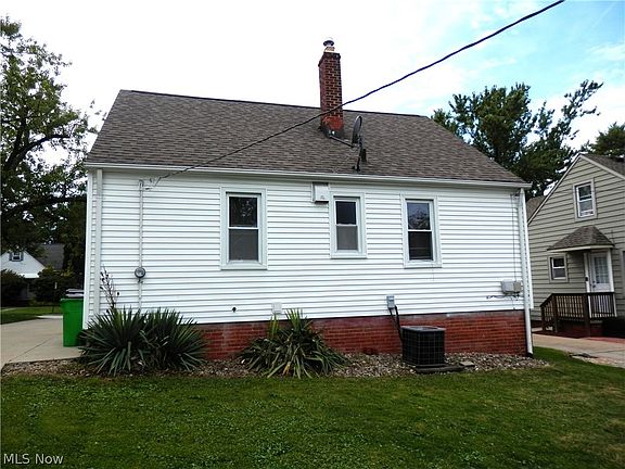 3rd image of 1277 Iroquois Ave