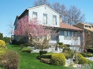 43 Crest Hollow Ln, Albertson, NY 11507