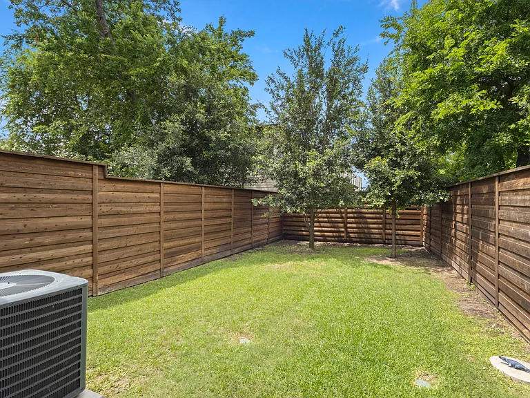 2335 Kirby St — Photo 17