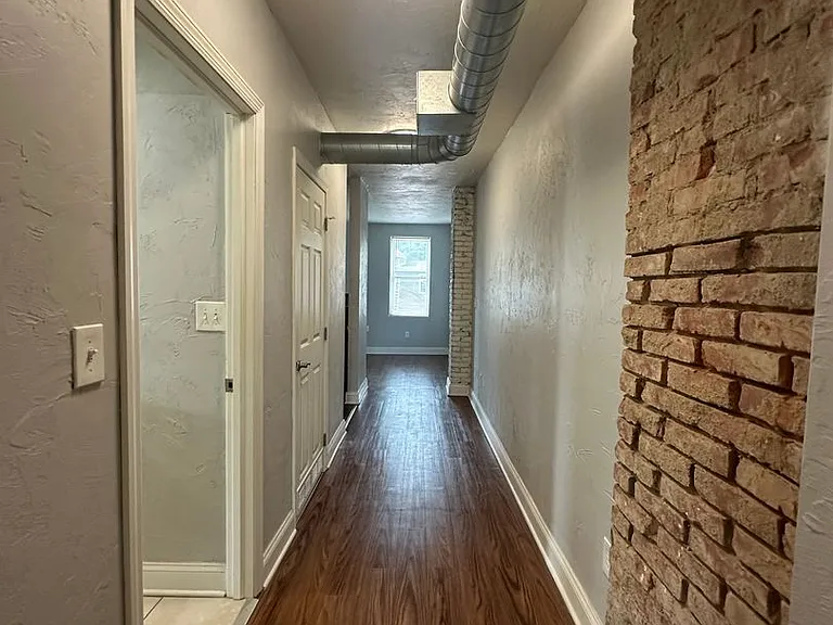 1021 East Carson Street — Photo 9