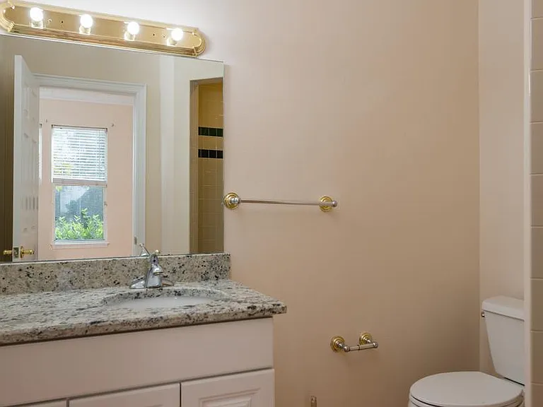 1607 Deleon St — Photo 14