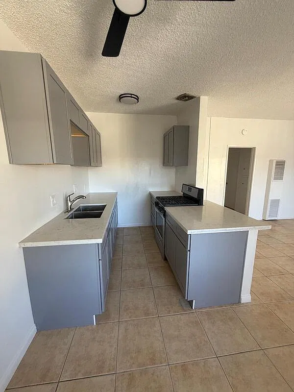 2 bed, 1.0 bath, 900 sqft, $2,285 — Photo 2