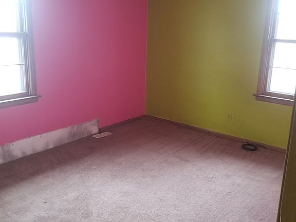 4th image of 1121 Northfield Ave