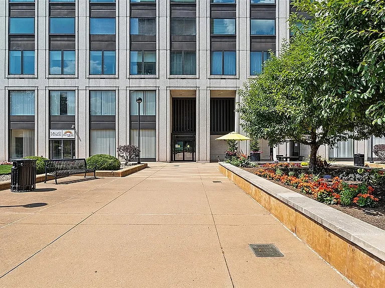 320 Fort Duquesne Blvd #10B — Photo 24