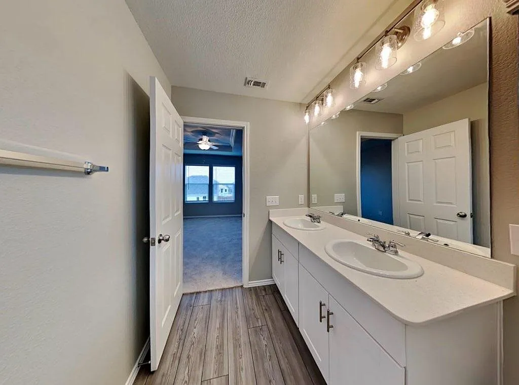 Building Photo - 1478 Embrook #B6