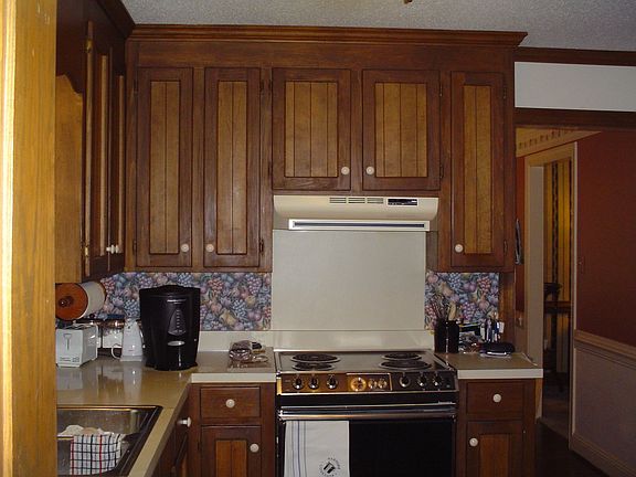 Kitchen w/wood cabinets