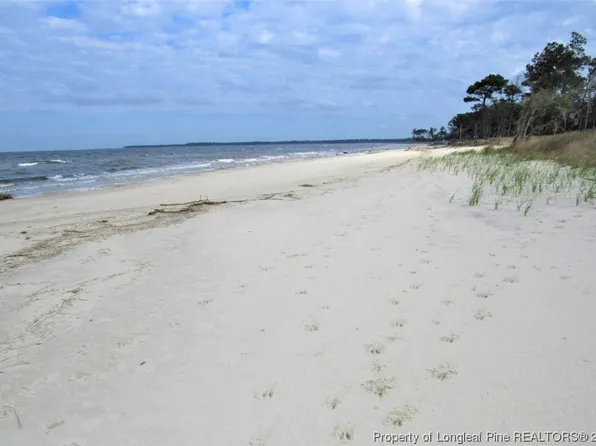558 Sandy Point Dr, Beaufort, NC 28516