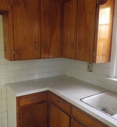 4th image of 1904 Whitney Ave