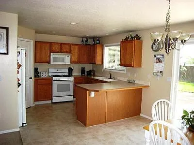 3 bed, 1319 sqft, $1,995 — Photo 2