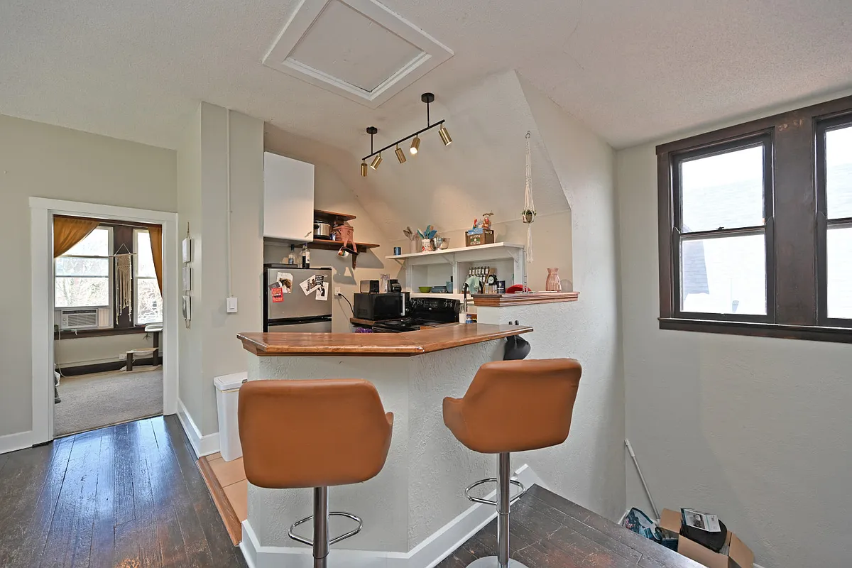 kitchen - 2549 Ingleside Ave #4