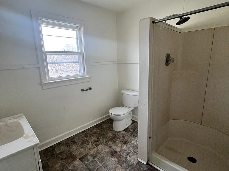 609 W Broadway — Photo 4