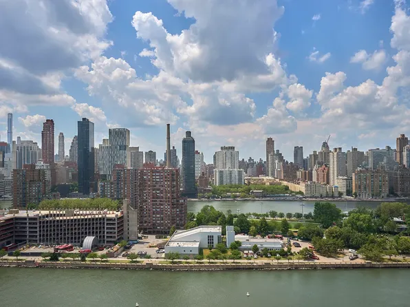 34-46 Vernon Boulevard image 9 of 12