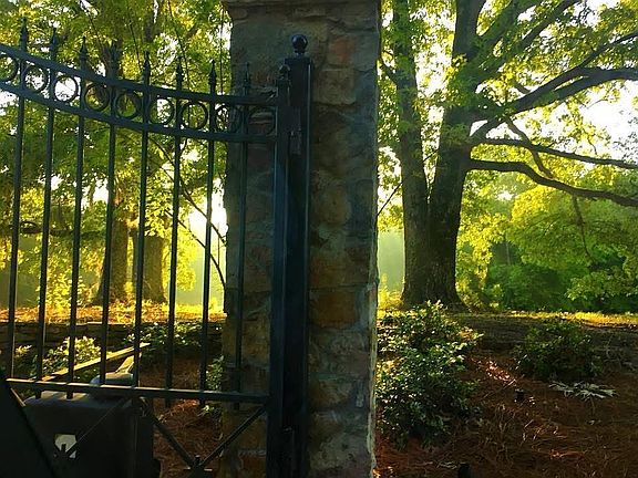 2nd image of 100 Fawn Ln