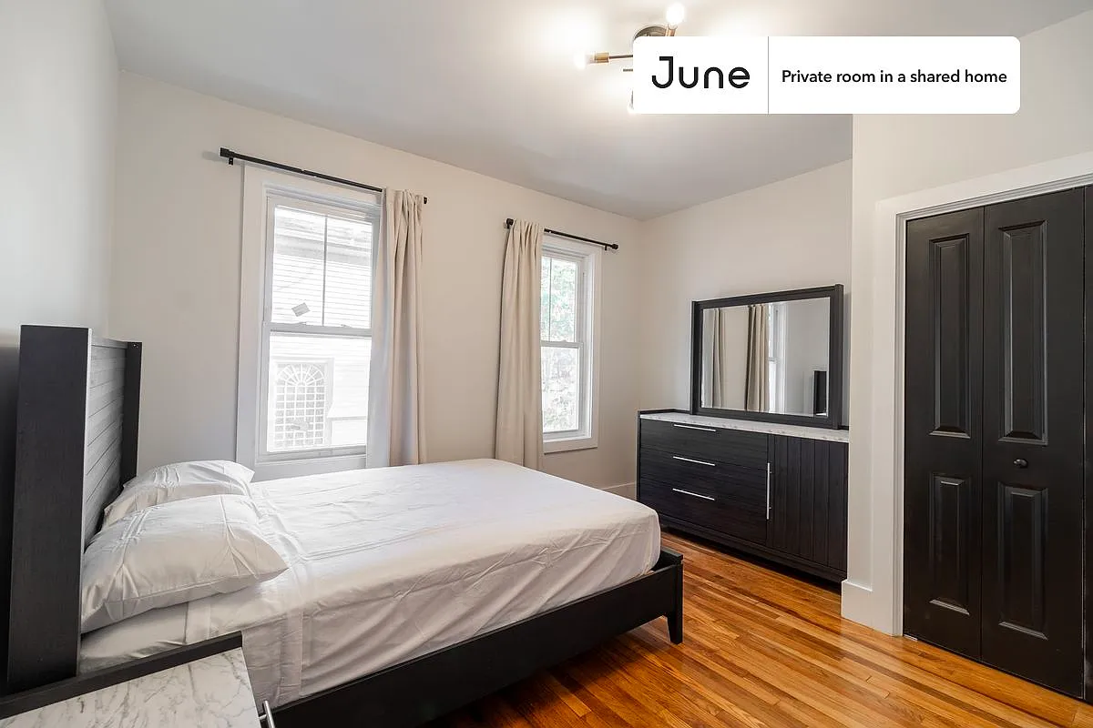 Queen bedroom in 5 bed/2 bath home in Roxbury #1900 D — Photo 4