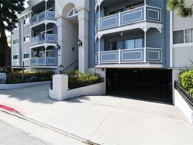 2411 Prospect Ave — Photo 9