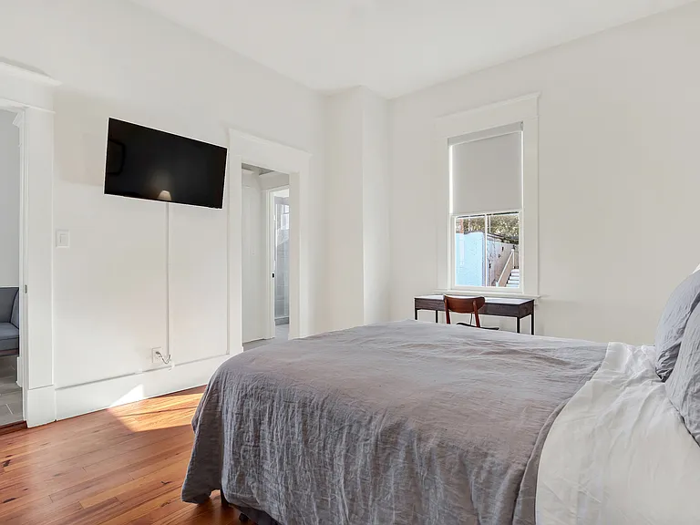 408 W 41st St #B — Photo 11