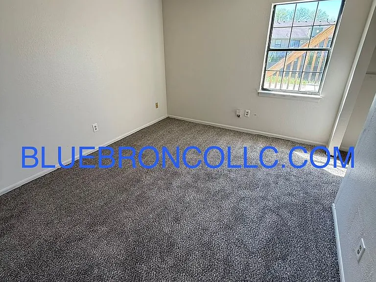 Updated 2-Bedroom Apartment in Raytown — Photo 6