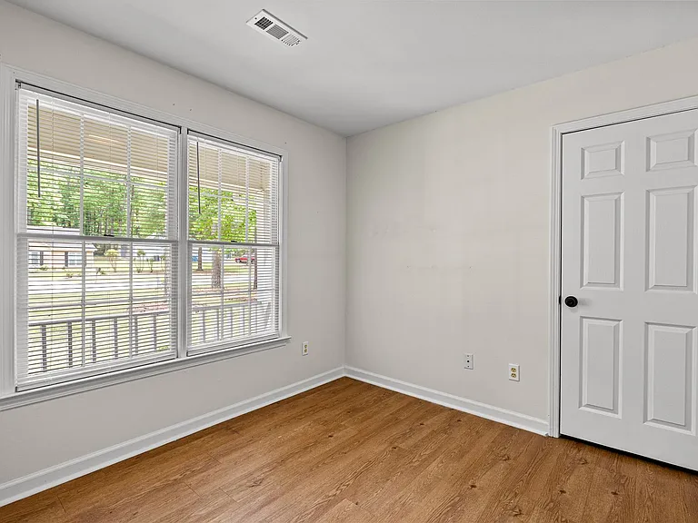 811 Bedford Park — Photo 8