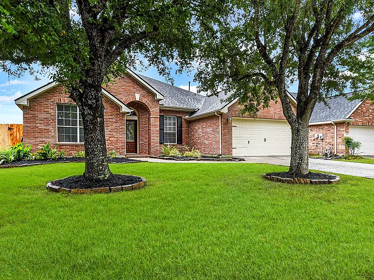 28259 Daystrom Ln — Photo 1