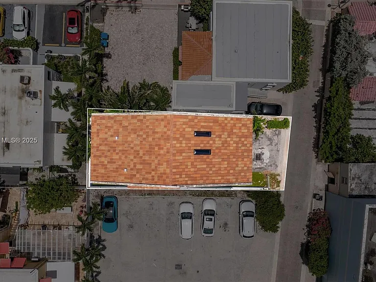 311 N Surf Rd — Photo 27