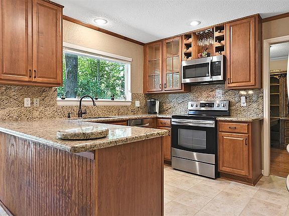 4th image of 2611 Silver Falls Dr