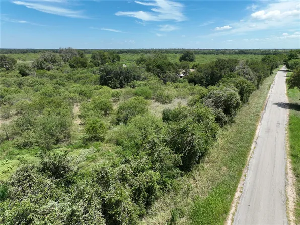 12 Young Ln, Lockhart, TX 78644