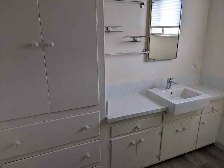 244 N Oakland Ave — Photo 11