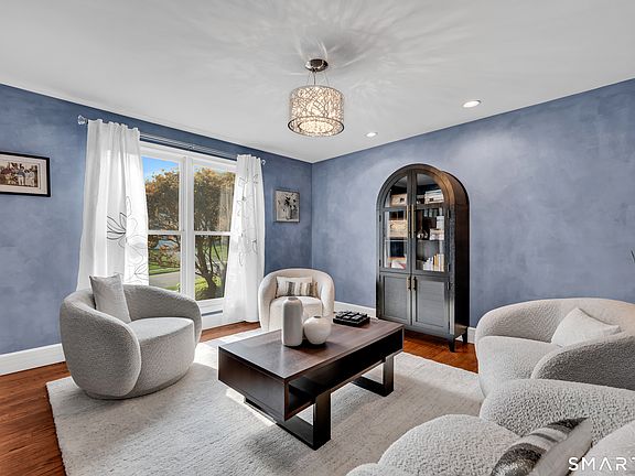 4th image of 204 Braeside Drive