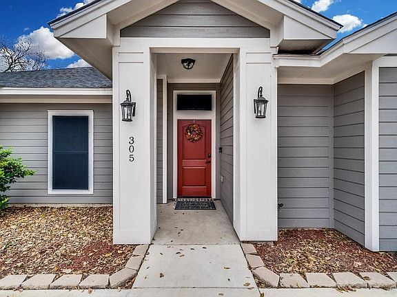 4th image of 305 Pecan St