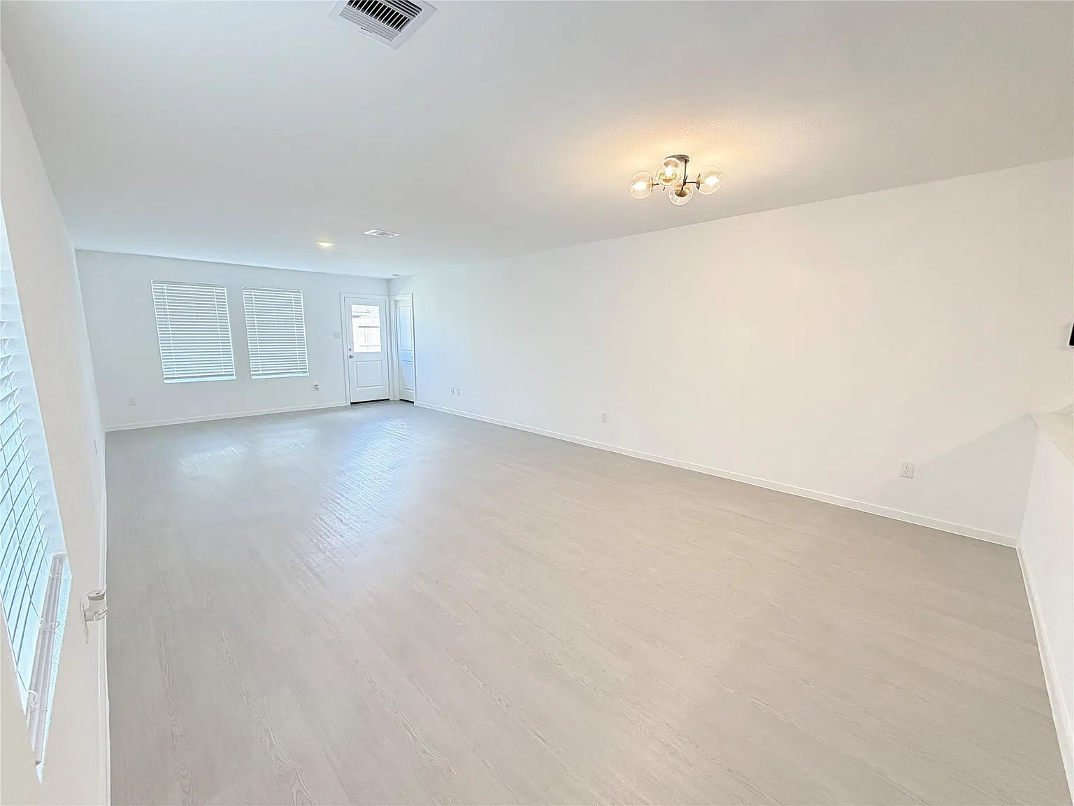 4 bed, 2.0 bath, 1720 sqft, $2,400 — Photo 2