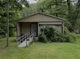 6674 3rd Ave, Andover, OH 44003