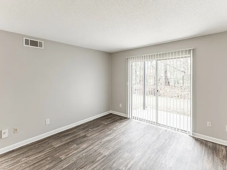 Silverstone Apartments — Photo 18