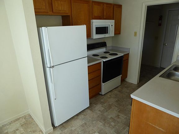 4th image of 3927 Village Dr