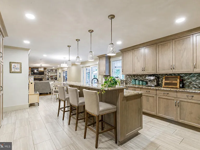 1135 Romsey Dr — Photo 6