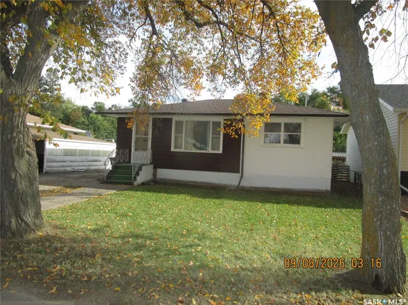 215 DOMINION Road, Assiniboia, SK S0H 0B0