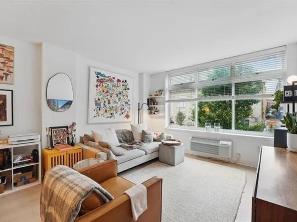 1400 Hudson Street image 1 of 24