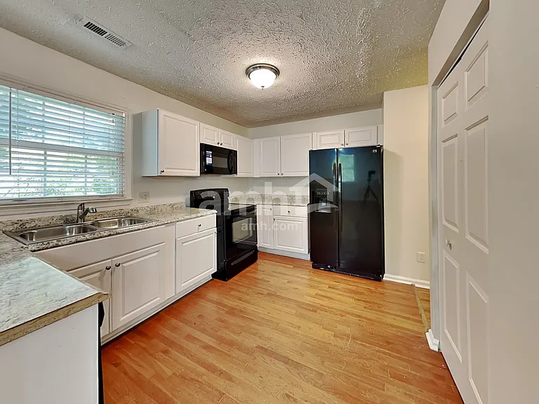 210 Wood Valley Ct — Photo 3