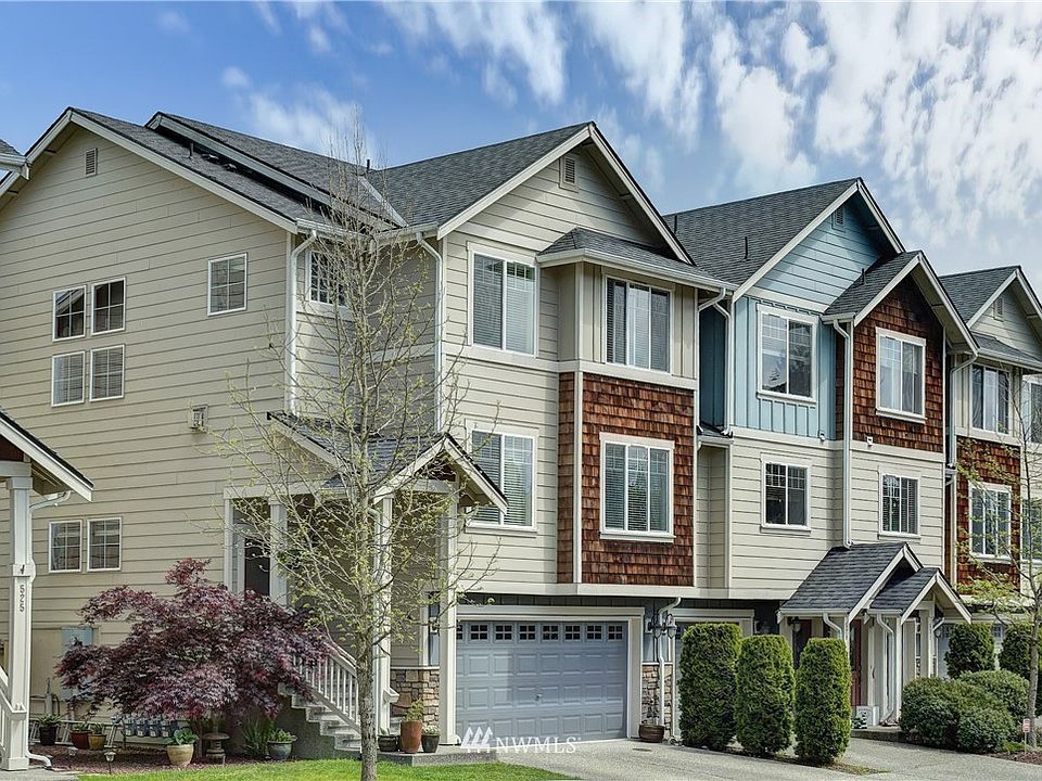 Belmonte Heights End Unit townhome! Recently painted exterior in spring of 2021.